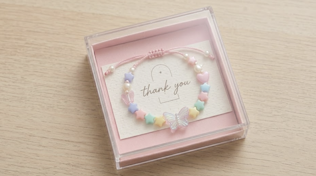 Vòng tay handmade hạt nhựa acrylic mix ngọc trai dáng mảnh đóng hộp quà tặng.