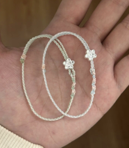 Vòng tay handmade tượng trưng cho 