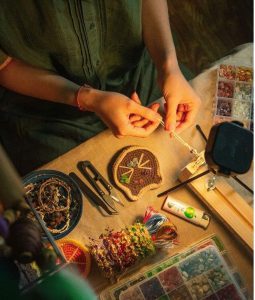 VÒNG TAY TINY HANDMADE LÀ GÌ? VÌ SAO GEN Z ĐANG "PHÁT SỐT"?
